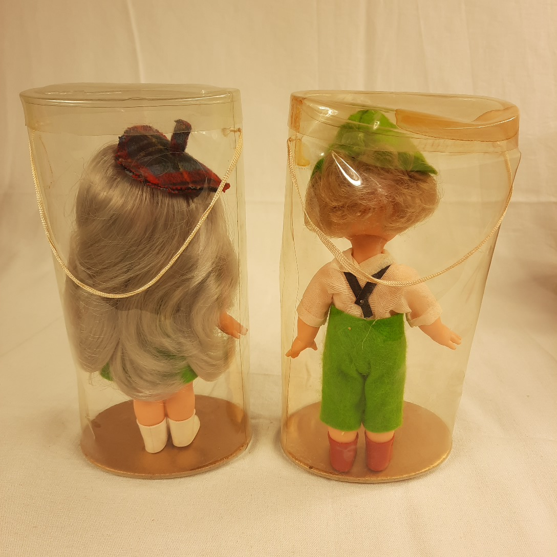 Voir photo 2 de Couple de poupées "folklorique" de collection en habit de feutre vert Couple de poupées "folklorique" de collection en habit de feutre vert Très bon état - Vue 2 -